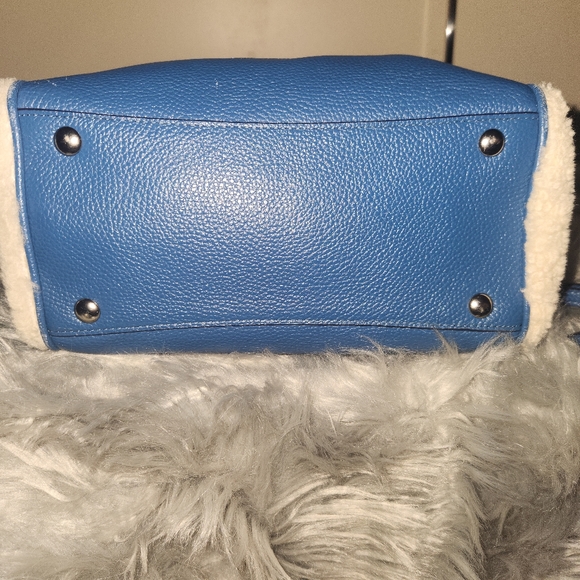 EUC Coach Sherpa Tote Bag w Bag Charm no callouts . - Picture 3 of 11